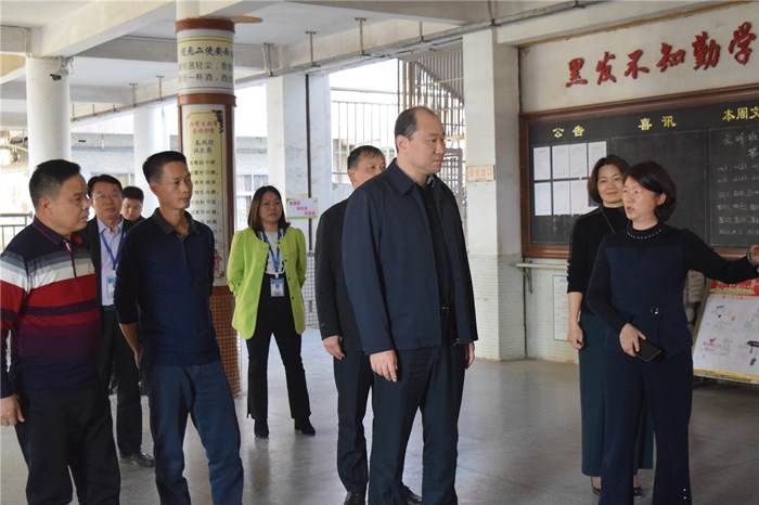 4.常委參觀第三小學國學長廊_副本.jpg