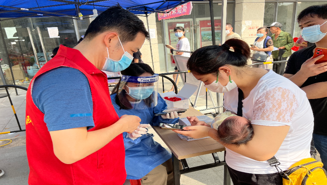 圖一：區黨群辦副主任、區委兩新工委書記莫列帶領6名的黨員干部深入基層一線開展疫情防控工作。.jpg