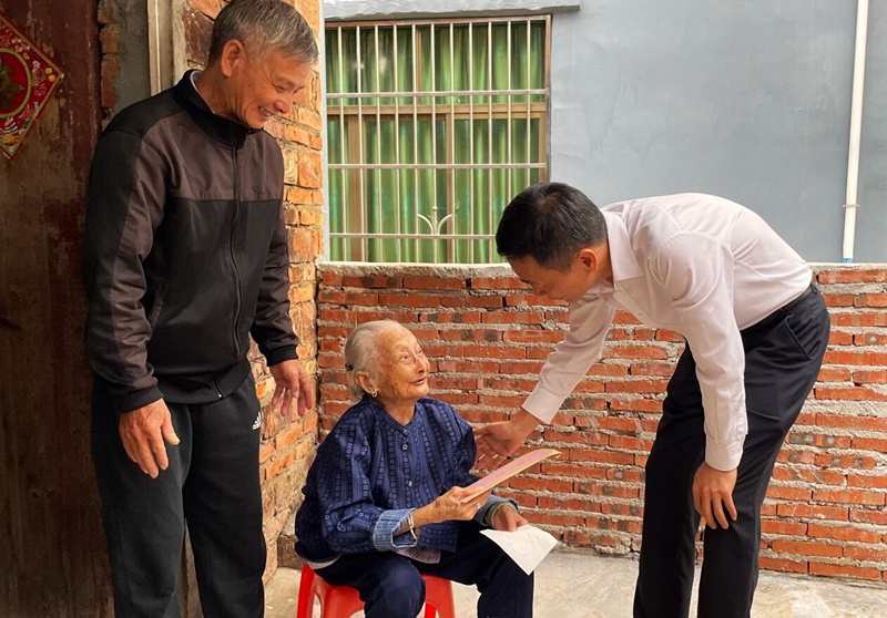 圖3慰問百歲老人_副本.jpg